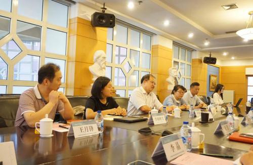 5 与会人员进行洽谈交流 5 与会人员进行洽谈交流