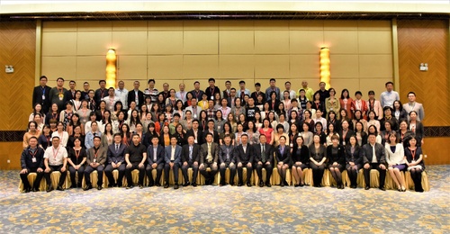 8 全体与会人员合影