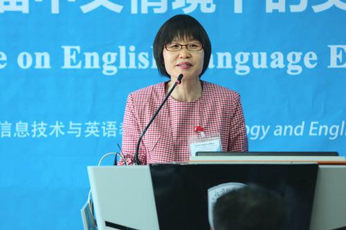 4 唐锦兰教授主持开幕式