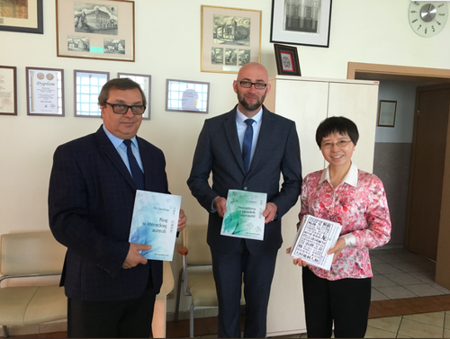 2 章思英副总编和Adam Marszałek总裁向托伦市副市长Rasielewski先生赠送波兰语版《兴亡的足迹》《风骚国度》及《中华思想文化术语》第1-5辑