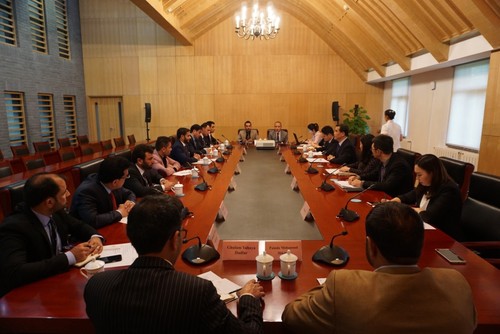代表团在北京外国语大学参加会谈
