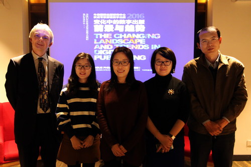 Angus Phillips与参会嘉宾合影