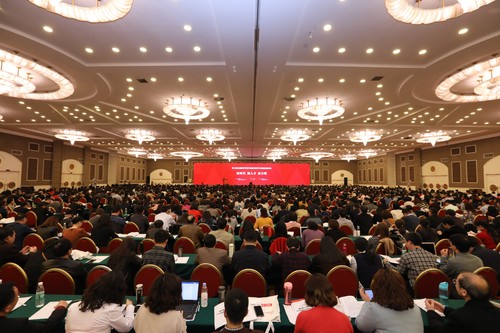 面向大背板的会场照