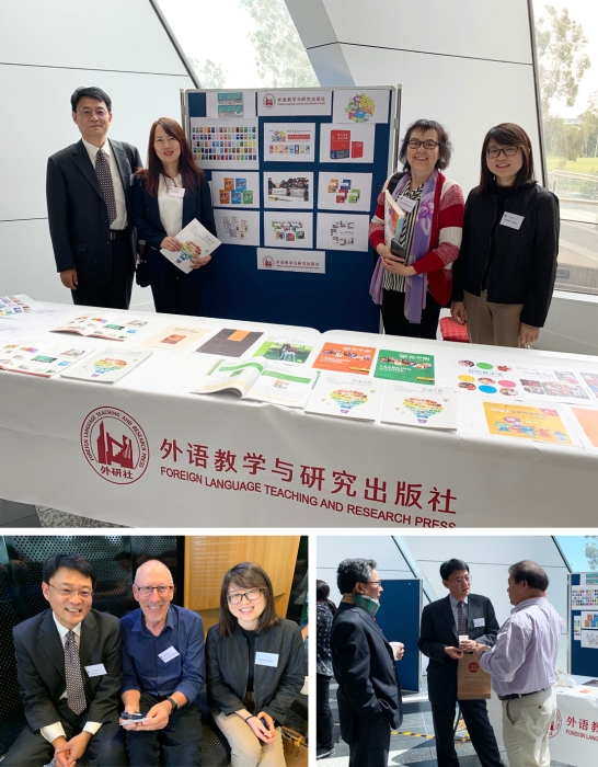 在外研社展位与参会代表交流
