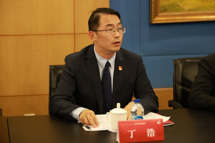 北外党委常委、副校长丁浩主持发布会