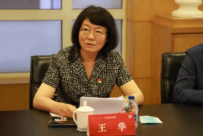 中共中央宣传部进出口管理局副局长 王华