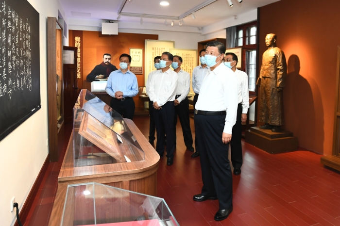 6月25日，中共中央政治局就用好红色资源、赓续红色血脉举行第三十一次集体学习。这次集体学习采取参观和讨论相结合的形式，这是习近平、李克强、栗战书、汪洋、王沪宁、赵乐际、韩正等在北大红楼参观“光辉伟业 红色序章——北大红楼与中国共产党早期北京革命活动主题展”。新华社记者 谢环驰 摄