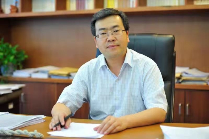 主题二 1.黄强照片