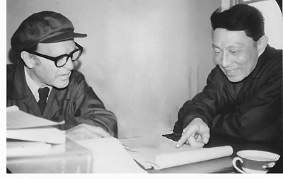 1980年陈琳（右）与北外教授大卫·柯鲁克讨论教材编写工作。