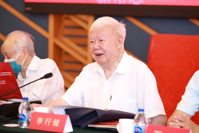 国家语委咨询委员、中国社科院研究生院教授、《现代汉语规范词典》（第 4 版）修订主持人李行健