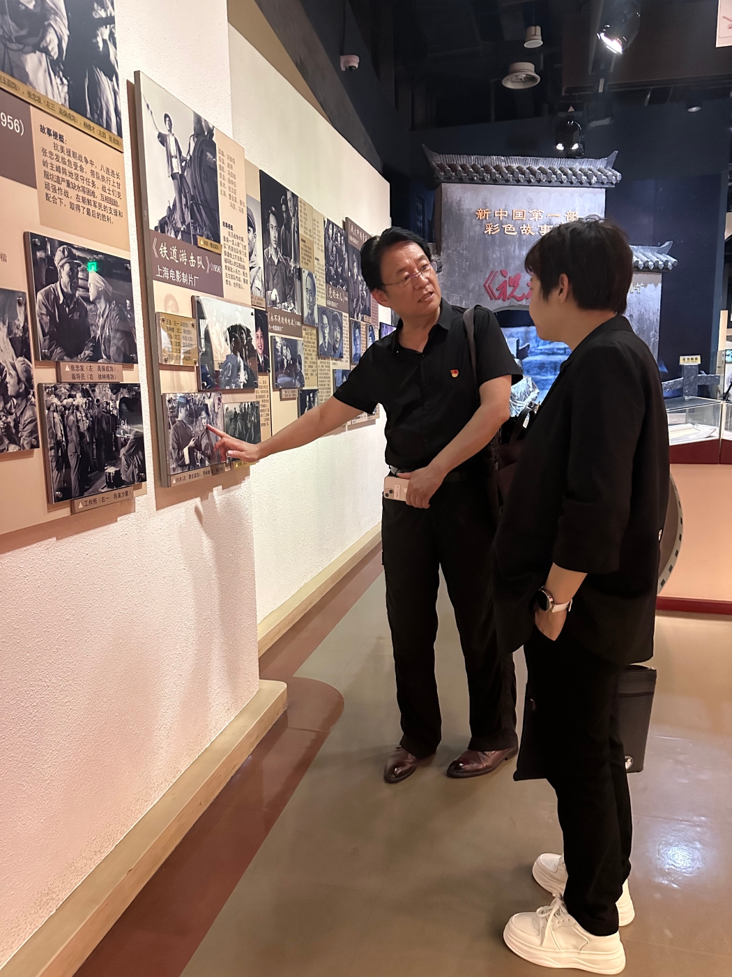 认真观看展板2