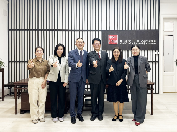 外研社代表团参加第29届布达佩斯国际图书节并访问相关文化教育机构和企业-final978.png