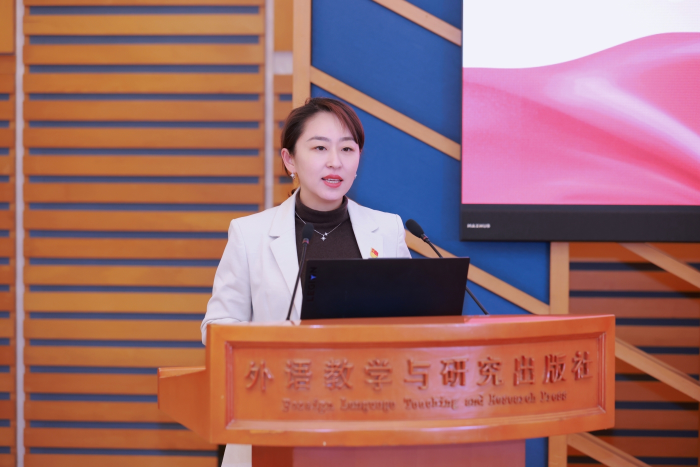 党委副书记陈媛媛同志主持述职评议环节.JPG