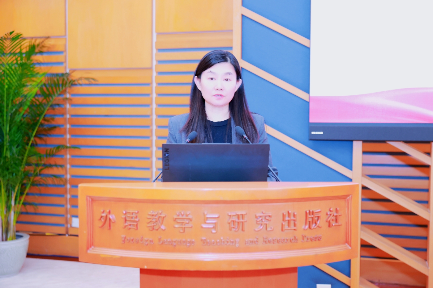 党委委员李会钦同志宣读参加入党宣誓仪式的新党员名单