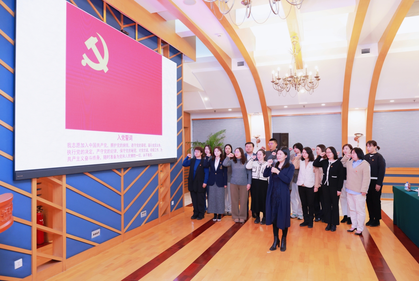 王芳书记带领新党员庄严宣誓.JPG