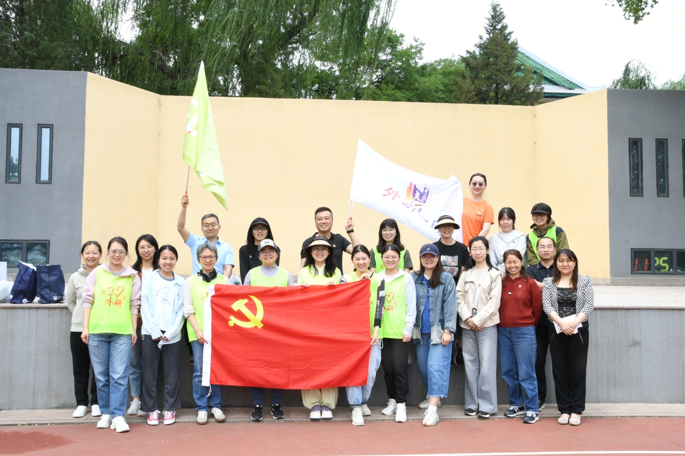 “学党纪 强作风·健体魄 守初心”——外研集团（外研社）党委第十四党支部联合外研社工会开展深入贯彻中央八项规定精神学习教育暨健康跑活动1.JPG