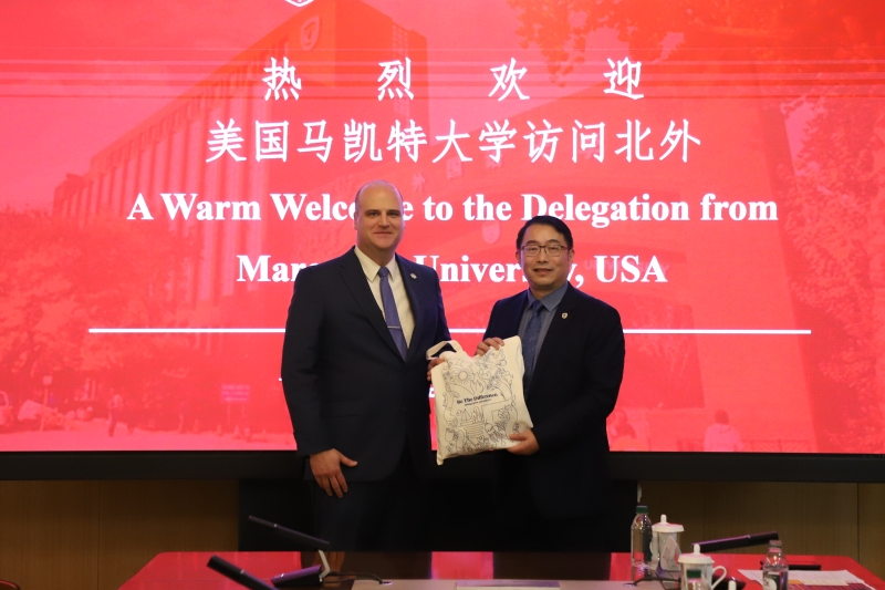 5丁浩副校长与特罗耶副校长互赠纪念品 5丁浩副校长与特罗耶副校长互赠纪念品