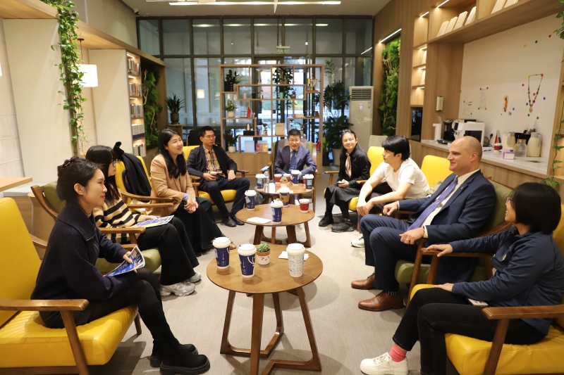 9北京外国语大学国际课程中心师生代表与特罗耶副校长交流互动 9北京外国语大学国际课程中心师生代表与特罗耶副校长交流互动