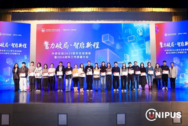 图片包含 室内, 瓶子, 监控, 桌子 AI 生成的内容可能不正确。