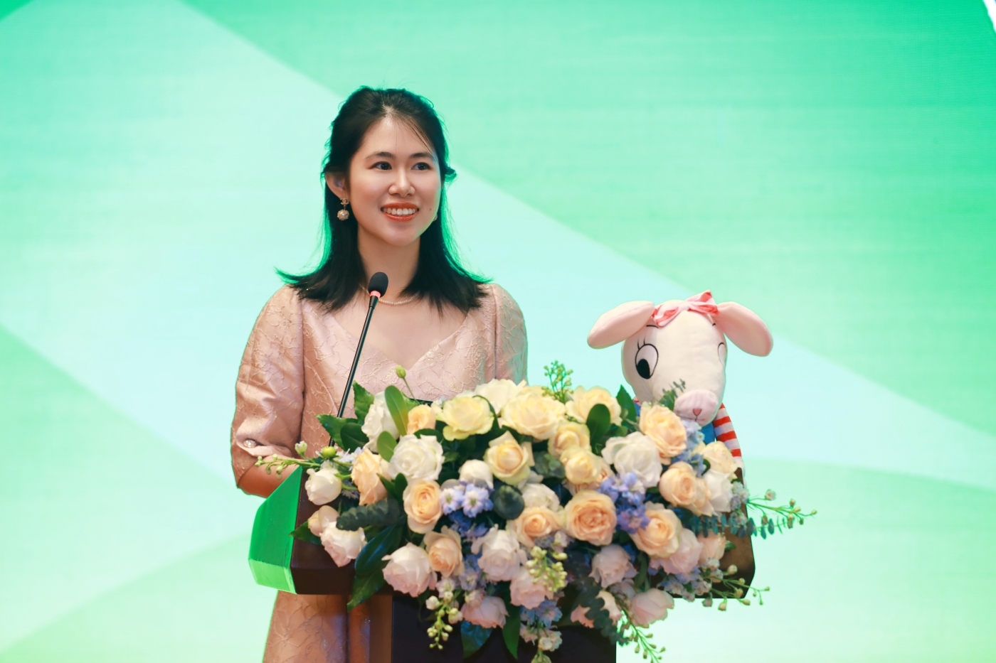 10. 主持人 外研社基础教育研究中心培训师 苗宇晨 10. 主持人 外研社基础教育研究中心培训师 苗宇晨
